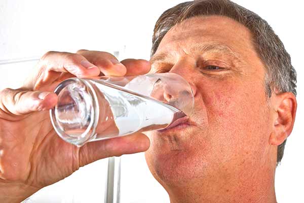 Et stort glas vand eller to før hvert måltid kan i sig selv reducere din appetit og dermed vægt.