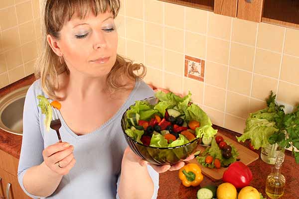Sund mad som grøntsager føles for mange ikke umiddelbart mættende som fed mad og det kan også få os til at spise mere.