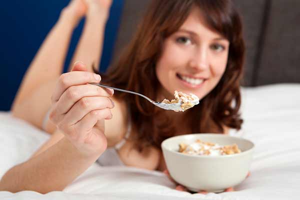 Lad være med at springe morgenmaden eller de andre store måltider over - det risikerer at øge risikoen for mavefedt.